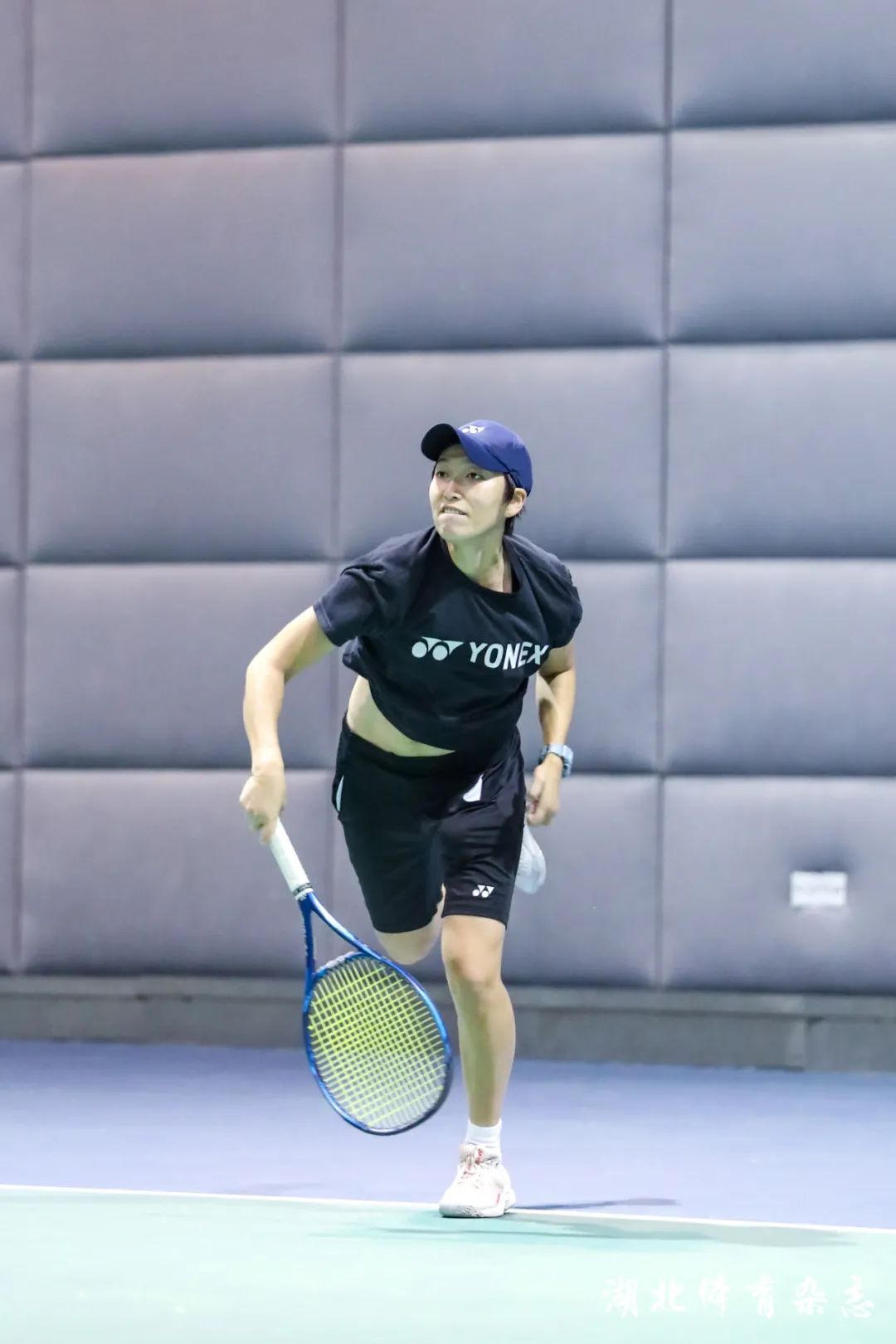 现出非凡的 现出非凡的